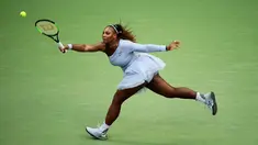 Serena Williams mengembalikan tembakan Kaia Kanepi selama putaran keempat turnamen tenis AS Terbuka di New York, Amerika Serikat, Minggu (2/9). Serena tampil dengan kostum bak penari balet saat bertanding di AS Terbuka. (AP Photo/Andres Kudacki)