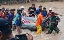 Momen Menegangkan Evakuasi Wanita Akan Melahirkan Melewati Banjir di Kabupaten Kupang