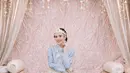 Di momen Boh Gaca jelang menikah, Beby Tsabina mengenakan busana tradisional Aceh bernuansa baby blue lembut dari atelier.thalia. Penampilannya itu dilengkapi dengan headpiece nuansa keemasan. [@venemapictures @ini_niel @albertwongkar]