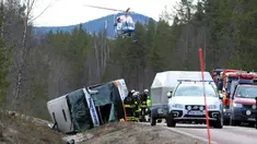 Petugas penyelamat saat melakukan evakuasi sebuah bus yang terguling di E45 wilayah Sveg dan Fagelsjo di Swedia (2/4). Bus yang membawa rombongan anak-anak tersebut mengalami kecelakaan dan terguling. (Photo Nisse Schmidt / TT / kod 40421)