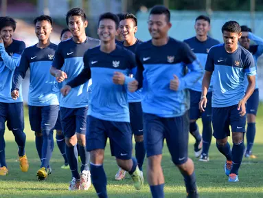 Pesepakbola timnas U-19 Indonesia melakukan latihan di Yangon, Myanmar, Jumat (10/10). (ANTARA FOTO/Andika Wahyu)