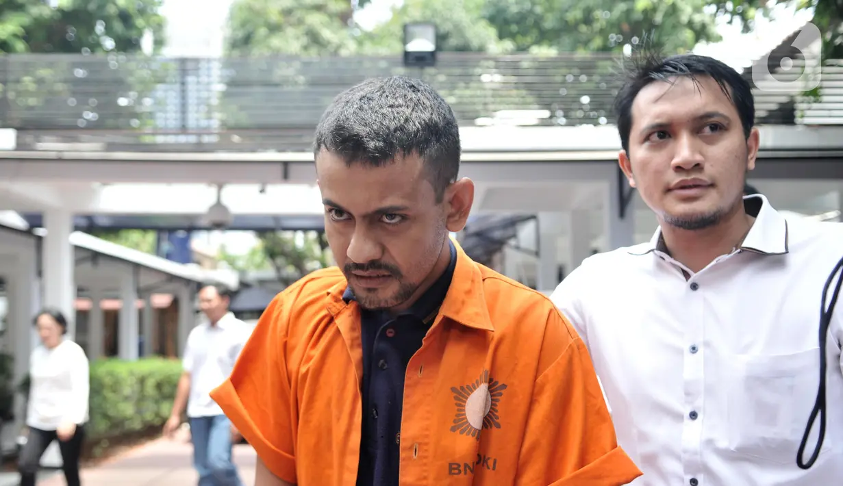 Tersangka MH dihadirkan saat rilis kasus narkoba di Ditnarkoba Polda Metro Jaya, Jakarta, Senin (7/10/2019). Polisi meringkus MH karena tertangkap basah menyelundupkan sabu 20,95 gram yang akan diberikan ke Umar Kei di Rutan Narkoba Polda Metro Jaya. (merdeka.com/Iqbal S. Nugroho)