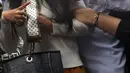 Selebgram Rachel Vennya (kiri) dan kekasihnya Salim Nauderer tiba di Polda Metro Jaya, Jakarta, Kamis (21/10/2021). Rachel memenuhi panggilan Polda Metro Jaya untuk dimintai klarifikasi terkait kasus dugaan kaburnya dari tempat karantina usai pulang dari luar negeri. (Liputan6.com/Herman Zakharia)