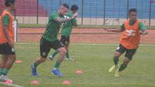 Bek PSS Sleman, Aaron Evans (tengah), bersama rekan-rekannya dalam latihan di Stadion Sultan Agung, Bantul. (Bola.com/Vincentius Atmaja)