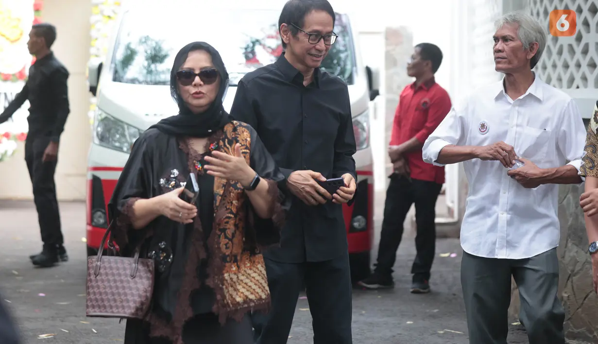 Musisi Addie MS bersama istrinya, Memes, tiba di rumah duka Guruh Soekarnoputra di Jalan Sriwijaya Raya, Kebayoran Baru, Jakarta Selatan, Sabtu (26/9/2026). Keduanya datang untuk menyampaikan belasungkawa kepada keluarga almarhum. (KLY/Budy Santoso)