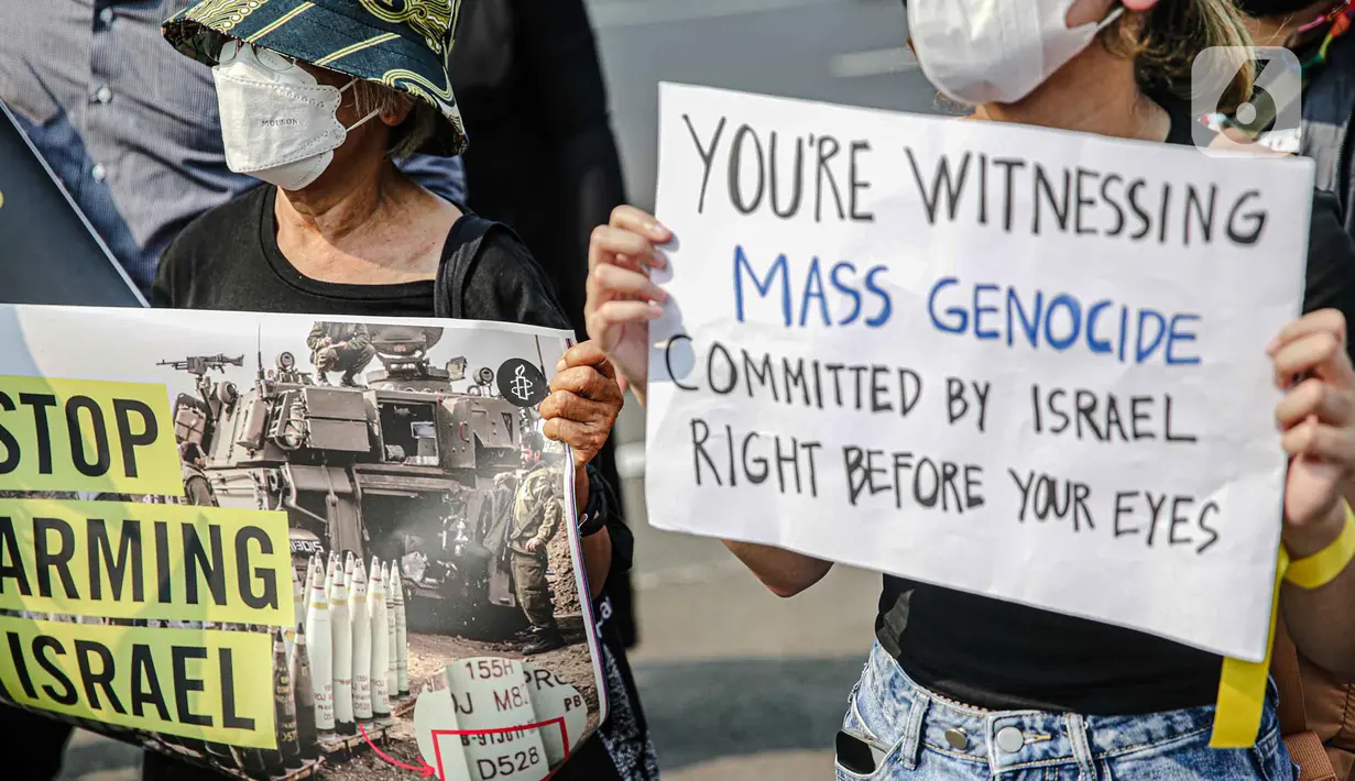 Dalam aksinya mereka mendesak negara-negara sekutu Israel seperi Amerika Serikat untuk memastikan penghentian serangan besar-besaran di Gaza. (Liputan6.com/Faizal Fanani)