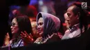 Penyanyi Hetty Koes Endang (tengah) saat menyaksikan Konser Raya 23 Tahun Indosiar di Jakarta Convention Centre, Kamis (11/1). Konser Raya 23 Tahun Indosiar di meriahkan sederet artis dan penyanyi. (Liputan6.com/Helmi Fithriansyah)