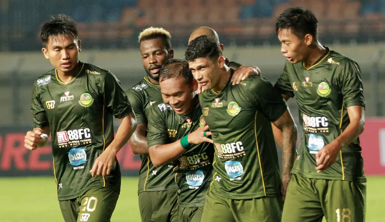 Para pemain Tira Persikabo merayakan gol yang dicetak oleh Ciro Henrique ke gawang Perseru Serui pada laga Piala Presiden 2019 di Stadion Si Jalak Harupat, Jawa Barat, Kamis (7/3).  (Bola.com/M Iqbal Ichsan)