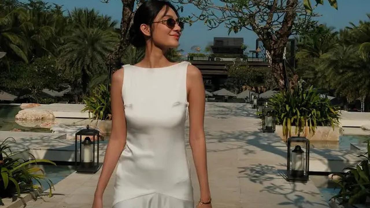 Gaya Berani Azizah Salsha Liburan di Bali Kenakan Dress Terbuka untuk Kondangan hingga Berjemur