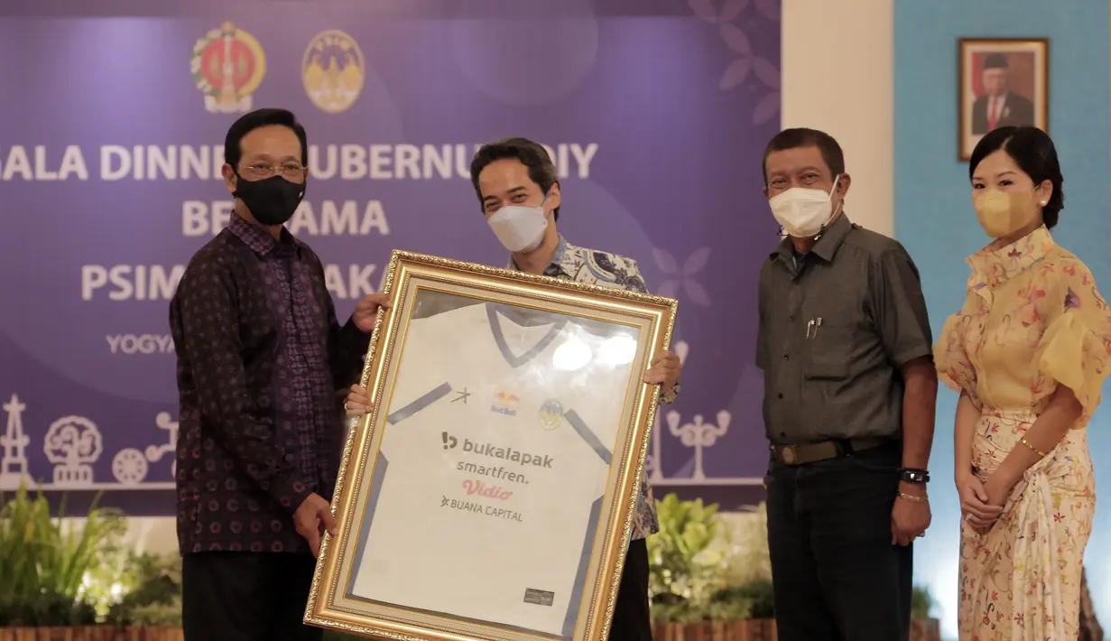 Pada agenda tersebut, turut dilakukan pemberian cinderamata berupa jersey PSIM secara simbolis oleh CEO PSIM kepada Sri Sultan Hamengku Buwono X. (PSIM/Aji Miswadi)