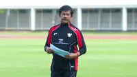 Pelatih Garuda Muda, Indra Sjafri, memimpin langsung latihan perdana di Stadion Madya, Jakarta Pusat, pada Jumat (3/10/2025) sore WIB. (Bola.com/M Iqbal Ichsan)