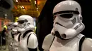 Sejumlah orang  berpakaian karakter Kopasgat dari film " Star Wars " di Times Square,  New York, Jumat (4/9/2015). Kegiatan ini hanya berlangsung sebelum pemutaran film terbaru Star Wars yang berjudul “The Force Awakens”. (REUTERS/Carlo Allegri)