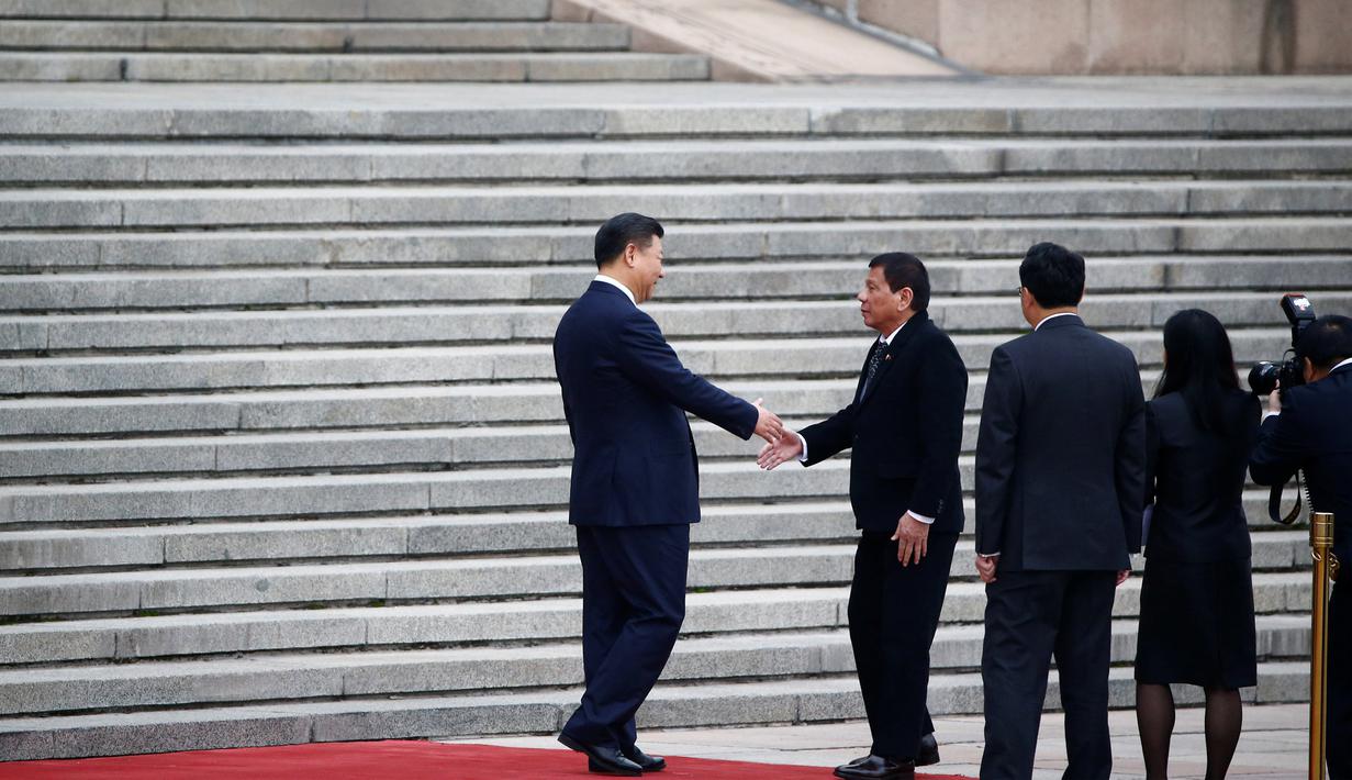 Presiden Xi Jinping menyambut kedatangan Presiden Filipina Rodrigo Duterte di Balai Agung Rakyat Tiongkok, Beijing (20/10). Kunjungan Duterte ke China sendiri terjadi di tengah semakin memburuknya hubungan Filipina dengan AS. (Reuters/Thomas Peter)