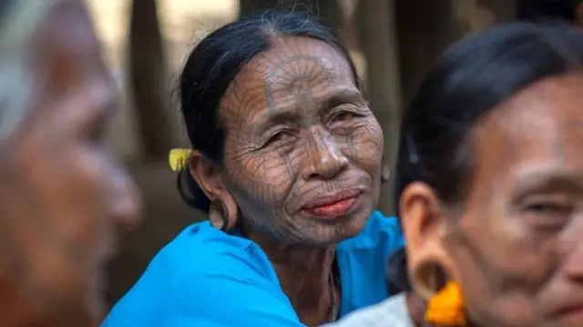 Tradisi Menato Wajah Wanita Myanmar dan Wajah Berlumur Darah