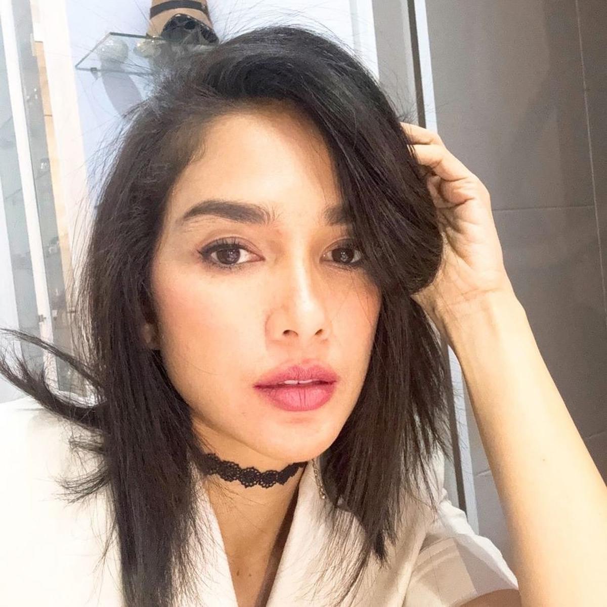 Di dalam foto ini, penampilannya membawa kita kembali ke tahun 2014 dengan gaya remaja yang klasik, lengkap dengan kalung choker dan filter estetika zaman itu.<br>