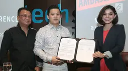 Brand Ambassador Global Investa Capital (GIC) Trade Merry Riana dan CEO GIC Trade Peter Tendean menunjukkan surat perjanjian kerjasama usai peluncuran Platform GIC Trade Futures di Jakarta, Sabtu (13/4). (Liputan6.com/Fery Pradolo)