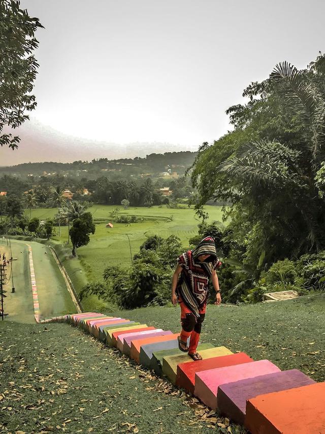 Tangga Warna warni Penghias Bangunan Kuno PLTA Kracak Bogor