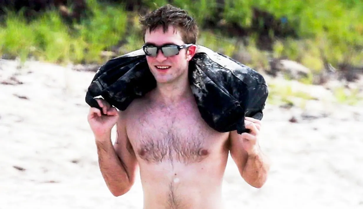 Tak hanya berlari di pantai, Robert Pattinson pun terlihat tengah berusaha melakukan olahraga angkat beban.  (Backgrid/US Magazine)