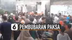 Seorang yang membubarkan acara tiba-tiba meludahi warga yang protes.