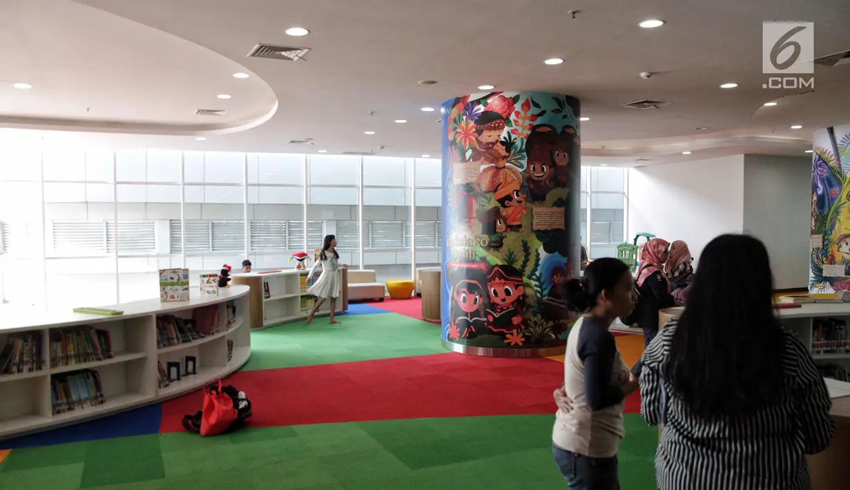 Pengunjung beraktivitas di Perpustakaan Nasional RI di Jakarta, Senin (6/11). Perpustakaan Nasional Indonesia (Perpusnas) yang baru ini di diresmikan Presiden Jokowi Pada 14 September 2017 lalu. (Liputan6.com/Faizal Fanani)