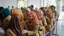 Pegawai Pemprov mengantre untuk bersalaman dengan Gubernur DKI Jakarta Anies Baswedan selama halal bihalal di Balaikota, Jakarta, Senin (10/6/2019). Pemerintah Provinsi DKI Jakarta menggelar Halal Bihalal pada hari pertama PNS masuk kerja setelah libur Lebaran 2019. (Liputan6.com/Faizal Fanani)