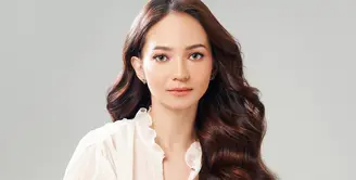 Enzy Storia tampak membiarkan rambut panjangnya tergerai begitu saja. Dengan sentuhan sedikit warna merah bata yang berkilau jika terkena cahaya membuat rambut panjang bergelombangnya ini semakin terlihat indah, tanpa perlu diberi aksesori apapun. Foto: Instagram.