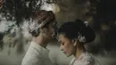 Adinia Wirasti menggelar pernikahan dengan sang kekasih. Berbalut kebaya putih rancangan Rama Dauhan, nuansa Jawa membuat tampilan keduanya begitu intim. [Foto: Instagram/ Adinia Wirasti].