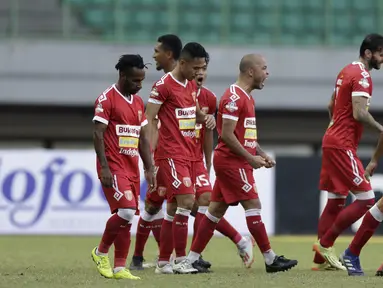 Gelandang Perseru Badak Lampung, Marcus Cunha, merayakan gol yang dicetaknya ke gawang Persela Lamongan pada laga Shopee Liga 1 di Stadion Patriot Chandrabhaga, Bekasi, Rabu (11/9). Perseru bermain imbang 1-1 atas Persela. (Bola.com/Yoppy Renato)