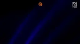 Penampakan bulan purnama di tengah air mancur yang menghiasi lanagit kawasan Jakarta, Jumat (13/9/2019). Bulan purnama Harvest Moon ini juga disebut sebagai Micro Moon dan akan lagi terlihat hingga 13 Agustus 2049. (Liputan6.com/Johan Tallo)