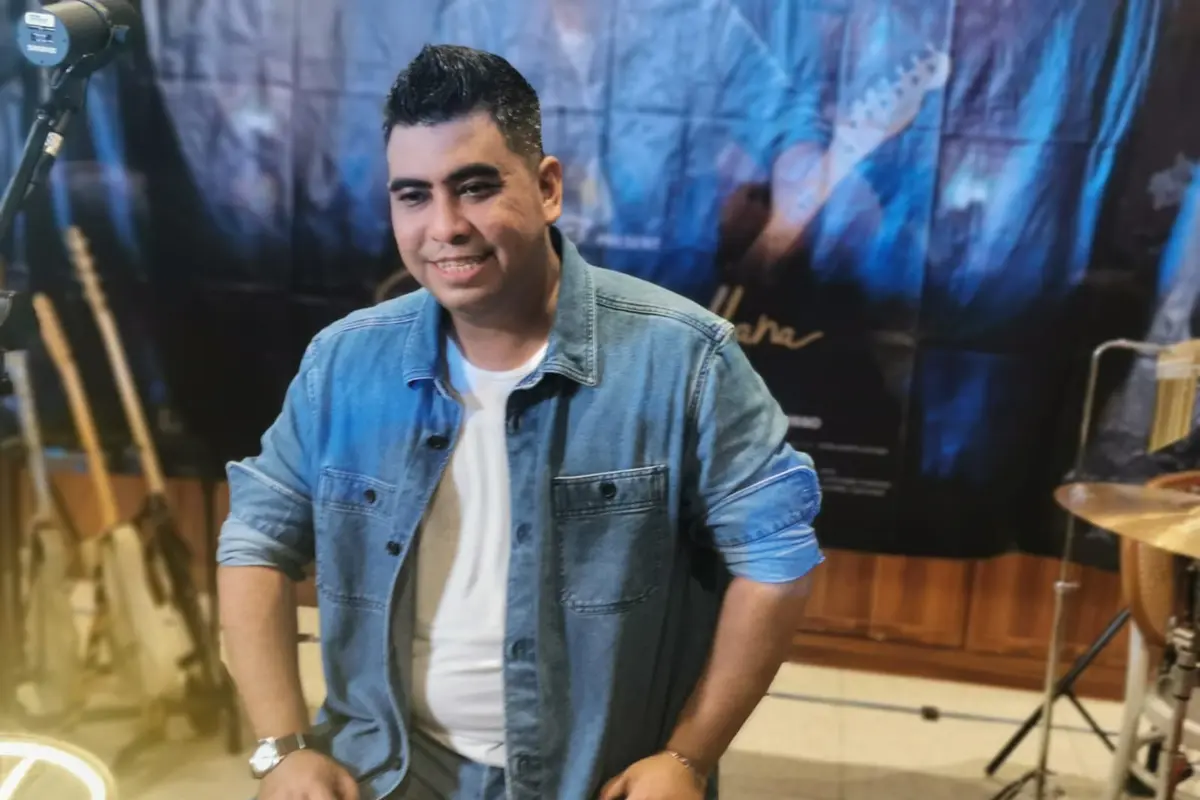Rio Adiwardhana baru saja mengeluarkan single berjudul Kau dan Dia.
