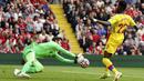 Pada menit ke-72 lagi-lagi Crystal Palace hampir menyamakan skor. Pemain pengganti, Odsonne Edouard gagal memaksimlkan umpan dari Joel Ward yang akhirnya dapat ditangkap Alisson Becker. (AP/Jon Super)