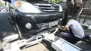 Petugas Dishub memasang alat derek ke kendaraan yang parkir liar di kawasan Pasar Baru, Jakarta, Kamis (7/1). Pemprov DKI berencana menaikan denda Rp 3 juta per hari terhadap kendaraan yang terjaring parkir liar. (Liputan6.com/Immanuel Antonius)