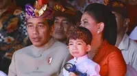 Presiden Jokowi, Jan Ethes, dan Ibu Negara Iriana Jokowi (Dok.Instagram/@janethes_gallery/https://www.instagram.com/p/ByupCG6AK8k/Komarudin)