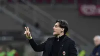 Pelatih AC Milan Vincenzo Montella memberi instruksi dari pinggir lapangan untuk pemainnya saat melawan Genoa, pada Minggu (19/3/2017) dinihari tadi. Milan menang 1-0. (MIGUEL MEDINA / AFP)