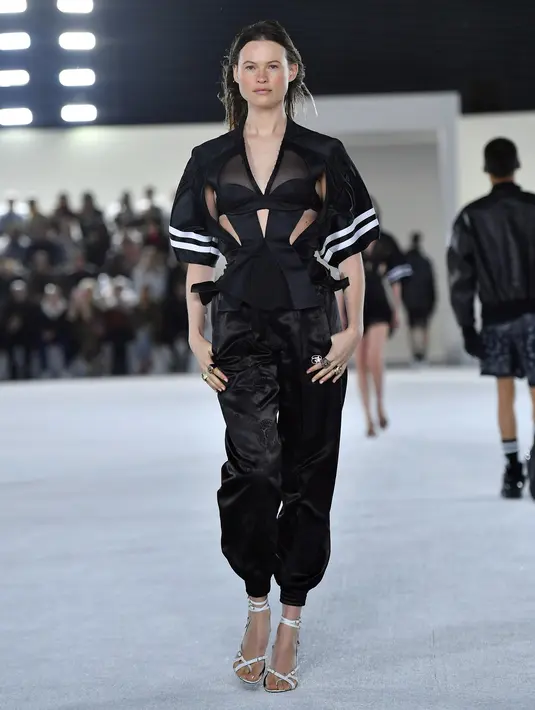 Model Victoria's Secret, Behati Prinsloo berjalan di atas catwalk pada fashion show Alexander Wang di New York, 3 Juni 2018. Melengkapi busananya yang sporty nan seksi, Behati tampil dengan sandal strap warna putih. (AFP PHOTO/ANGELA WEISS)