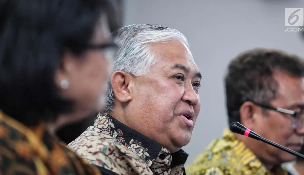 Utusan Khusus Presiden Bidang Dialog Kerja Sama Antar-agama dan Peradaban, Din Syamsuddin (tengah) saat melakukan pertemuan di Gedung PGI, Jakarta, Senin (30/10). Pertemuan membahas merajut kerukunan umat beragama ke depan. (Liputan6.com/Faizal Fanani)