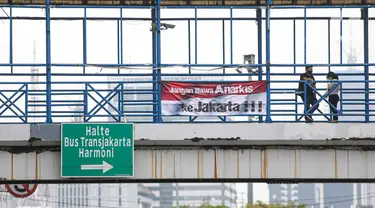 Spanduk imbauan tolak anarkisme terpasang di JPO di Jakarta, Minggu (11/10/2020). Spanduk imbauan untuk tidak melakukan aksi anarkisme merebak di sejumlah kawasan di Jakarta pascaaksi unjuk rasa massa yang menolak pengesahan Omnibus Law UU Cipta Kerja. (Liputan6.com/Faizal Fanani)