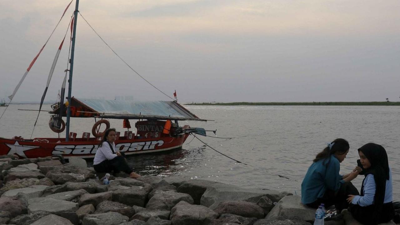 Pantai Lagoon Ancol menjadi salah satu destinasi favorit bagi wisatawan yang ingin menikmati liburan dengan suasana pantai yang asri dan berbagai fasilitas rekreasi yang menarik. Foto: Liputan6.com / Herman Zakharia<br>