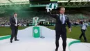Mantan pelatih Liverpool, Brendan Rodgers saat memperkenalkan diri menjadi pelatih Celtic FC yang baru di stadion Celtic Park, Skotlandia, (23/5). Rodgers menyepakati kontrak 12 bulan dengan kampiun Skotlandia tersebut. (Reuters / Russell)
