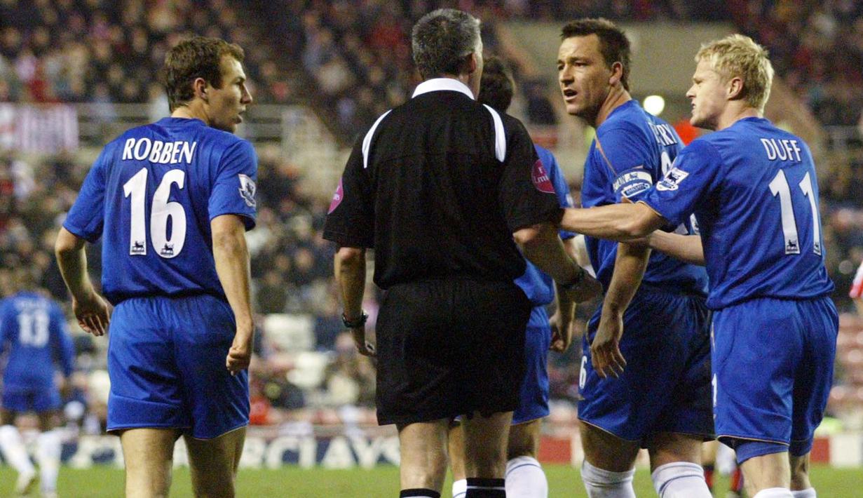 Dipilih sebagai pemimpin oleh Jose Mourinho, Terry mengomandoi The Blues meraih gelar juara dengan catatan pertahanan terbaik dalam sejarah Liga Inggris. Jelas kepemimpinan Terry masih terasa di Chelsea. (Foto: AFP/Paul Ellis)