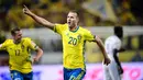 Penyerang Swedia, la Toivonen melakukan selebrasi usai mencetak gol ke gawang Prancis pada laga kualifikasi Piala Dunia 2018 di Friends Arena, Solna, Stockholm (9/6). Swedia menang atas Prancis dengan skor 2-1. (Marcus Eriksson/TT via AP)