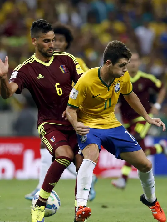 Bek Venezuela Gabriel Cichero (kiri)  berebut bola dengan Gelandang Brazil Oscar selama pertandingan kualifikasi Piala Dunia 2018 , Brasil, Rabu (14/10/2015). Gol Brazil dicetak oleh Willian dan  Ricardo Oliveira. (REUTERS/Paulo Whitaker)