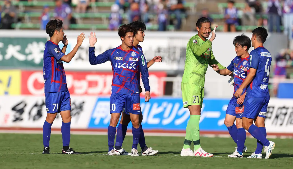 Pada tahun 2005 Ventforet Kofu untuk pertama kalinya promosi ke J1-League setelah finis di peringkat ke-3 dan memenangkan laga play-off menghadapi Kashiwa Reysol. Hanya bertahan 3 musim di J1-League, Ventforet Kofu akhirnya terdegradasi pada akhir musim 2007. (J.League)