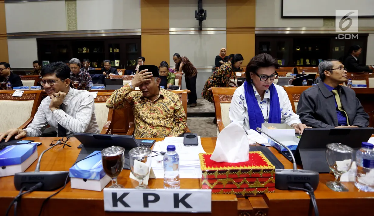 PHOTO: KPK Serahkan Daftar Barang Sitaan kepada Komisi III DPR - Foto ...