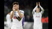 Bek Tottenham Hotspur,  Benjamin Stambouli menyapa pendukungnya usai timnya dikalahkan Fiorentina di laga Liga Europa leg kedua di Stadion Artemio Franchi, Italia (26/2/2015). Fiorentina menang 2-0 atas Tottenham Hotspur.  (Reuters/Max Rossi)