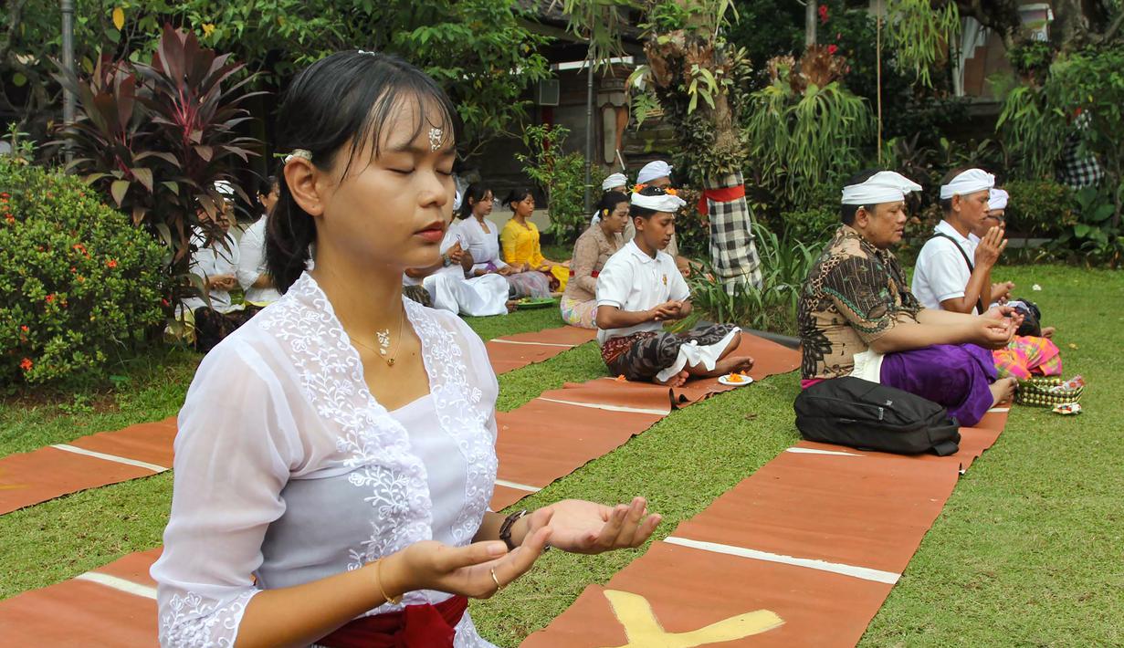 Hari Raya Galungan merupakan perayaan yang kaya akan makna dan nilai-nilai luhur. Tampak dalam foto, umat Hindu melakukan sesi persembahyangan Hari Raya Galungan di Pura Amerta Jati, Cinere, Jakarta Selatan, Rabu (19/11/2025). (merdeka.com/Arie Basuki)