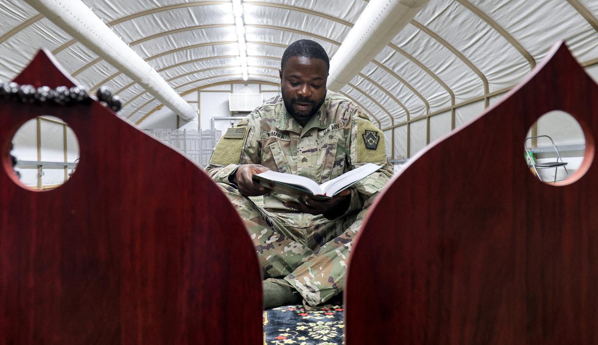 Tapi, pangkalan itu juga menampung unsur-unsur Angkatan Udara AS, Angkatan Laut AS, Korps Marinir AS, dan Penjaga Pantai AS. (Photo by YASSER AL-ZAYYAT / AFP)