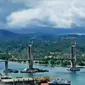 Warga Ambon, Maluku yang menyambut berdirinya Jembatan Merah Putih yang melintasi teluk Ambon.