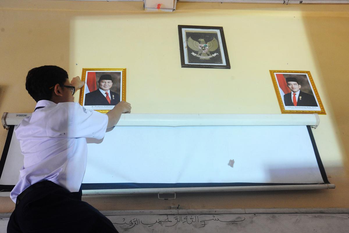 Murid sekolah pasang foto Presiden Prabowo di ruang kelas