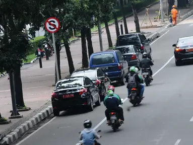 Sejumlah mobil parkir di jalur khusus motor di sekitar Jalan Medan Merdeka Barat, Jakarta, Kamis (1/3). Hal ini membuat pengendara sepeda motor kesulitan menggunakan jalur tersebut dan menggunakan lajur mobil. (Liputan6.com/Helmi Fithriansyah)
